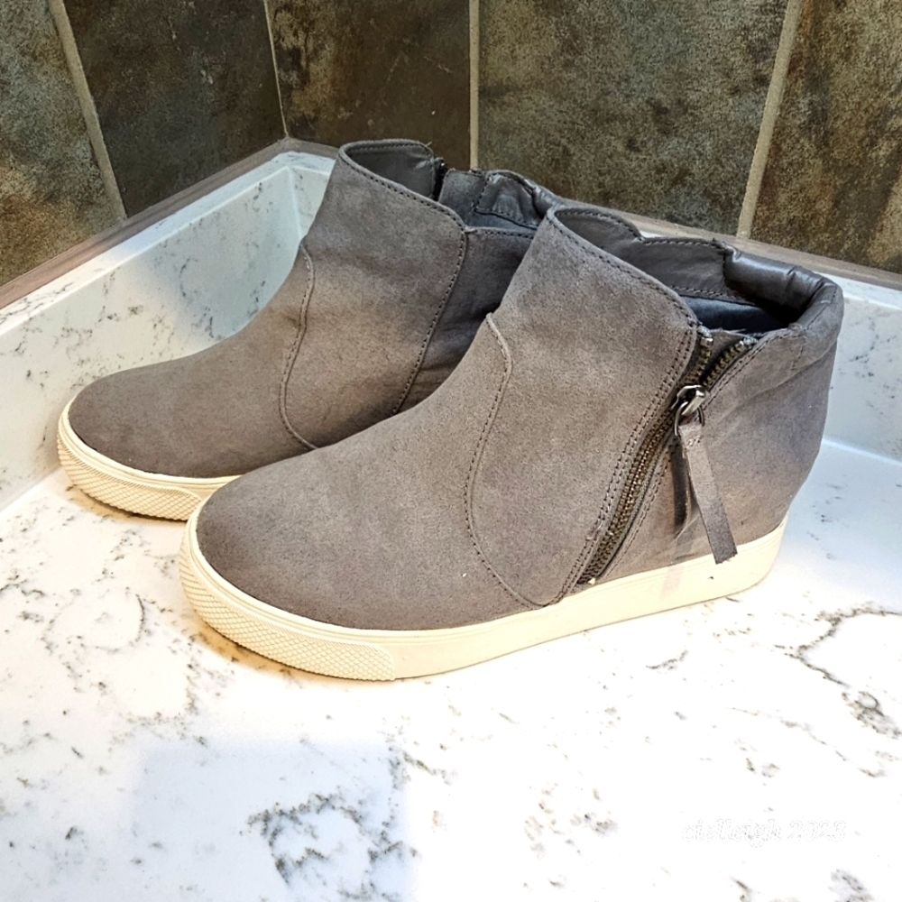 *4 for $25* Universal Threads Side zip booties